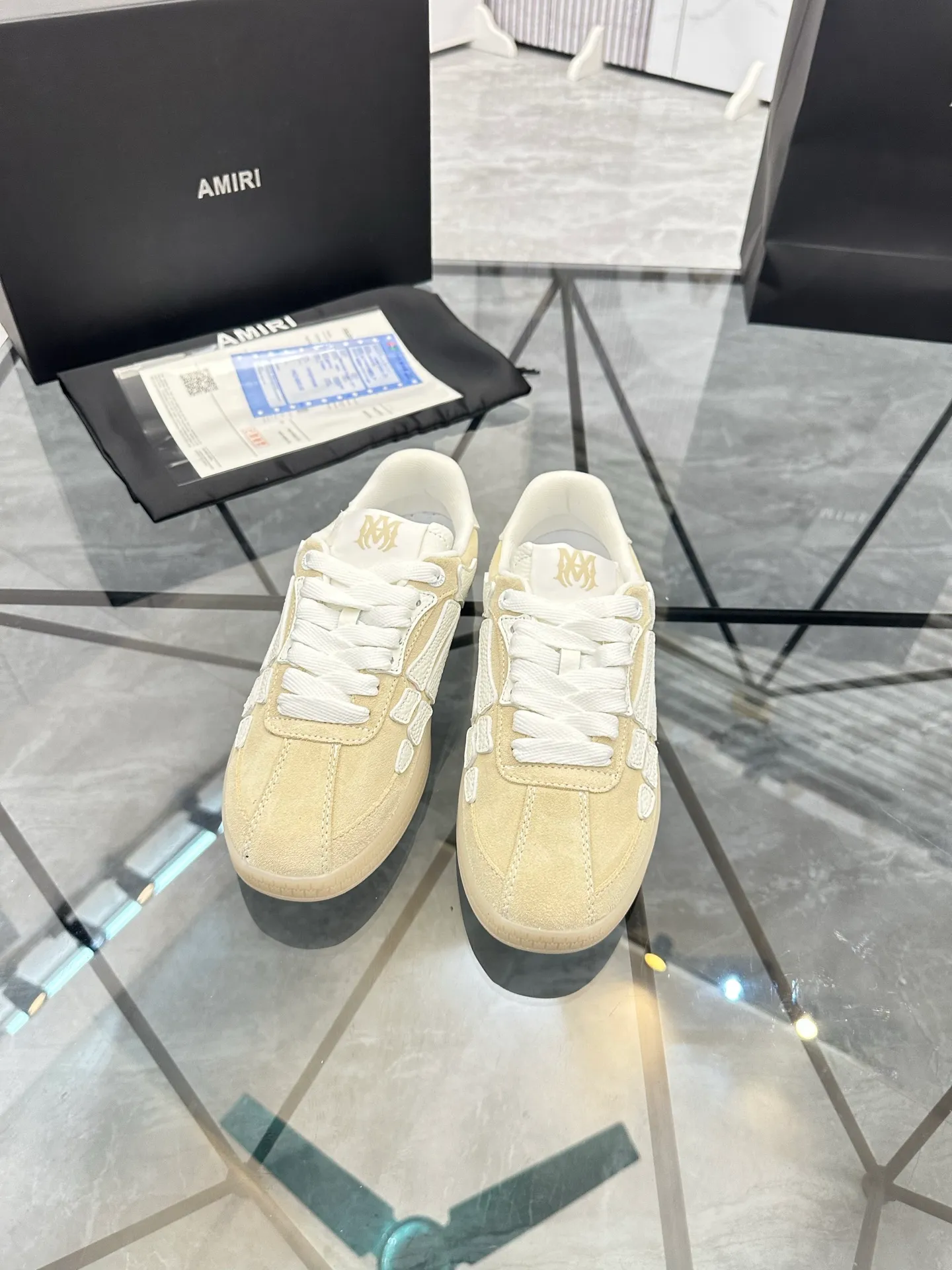 Men's shoes: 💰P600¥ Top quality in Guangzhou Product trademark: AMIRI* "Amir*" low-top casual shoes Regular size: 39-44 (can be customized to 45) Product material: Upper imported first-layer cowhide spliced ​​nubuck leather, breathable lining, original outsole. Number: 525